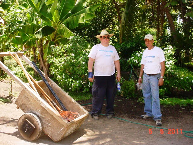 Trabajadores de la Walmar descansan despues de ardua labor de impieza en trabajo voluntario